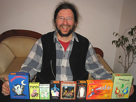 Henning Poehl mit einer Auswahl seiner Spiele